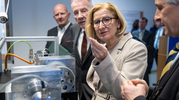 Landeshauptfrau Johanna Mikl-Leitner beim Besuch bei AC2T 