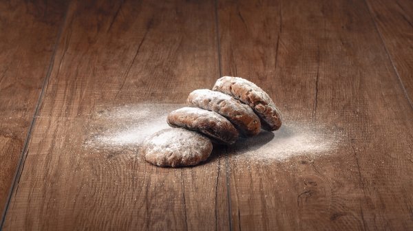 4 Kekse liegen überzuckert auf der Arbeitsplatte