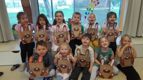 Kindergartengruppe mit ihren Osterhasensackerl