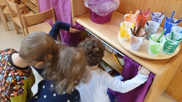 Kindergartenkinder auf der Suche nach den Osternestern