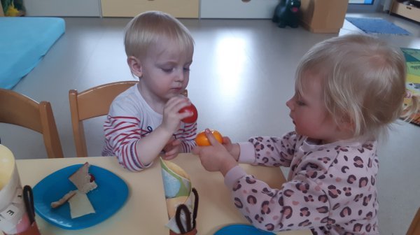 Zwei Kinder ganz vertieft ins Eierpecken 