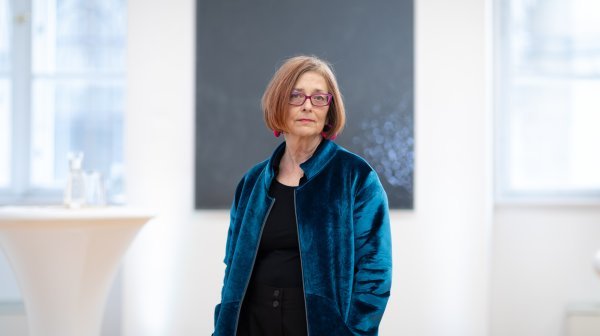 Künstlerin Sabine Müller-Funk vor einem ihrer Werke