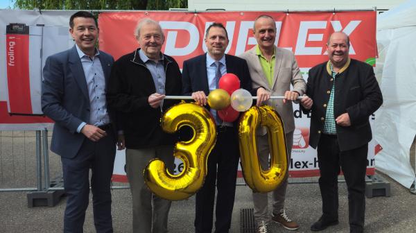 Fünf Männer halten 30er Luftballons der Firma Duplex