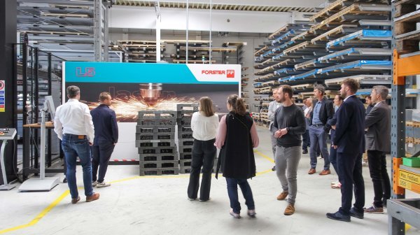 Betriebsführung durch die Lagerhalle