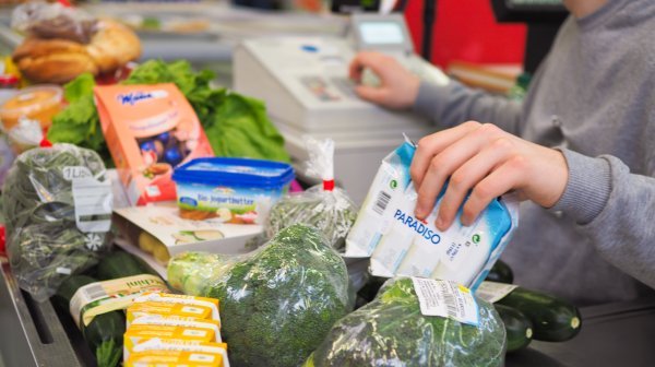 Lebensmittel werden über die Kasse gezogen
