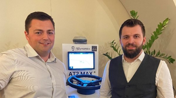 Gruppenfoto von zwei Männern