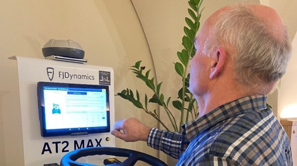 Mann testet Lenksystem