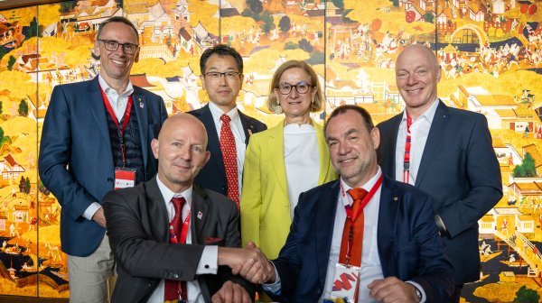 Vertragsunterzeichnung neue Sponsoringvereinbarung HdD und Kyocera