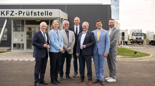 Außenansicht von KFZ Prüfstelle in Wolkersdorf mit 8 Personen davor stehend