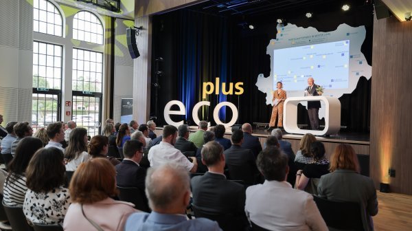 Das UB2 Jahresevent 2025 - Blick vom Publikum zur Bühne