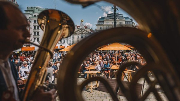 Musikinstrument und im Hintergrund viele Menschen