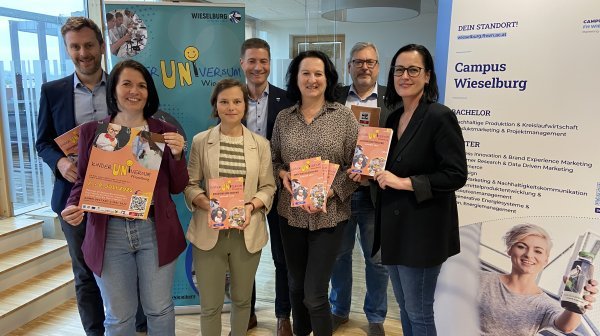 Gruppenfoto mit den Kinderuni Flyern