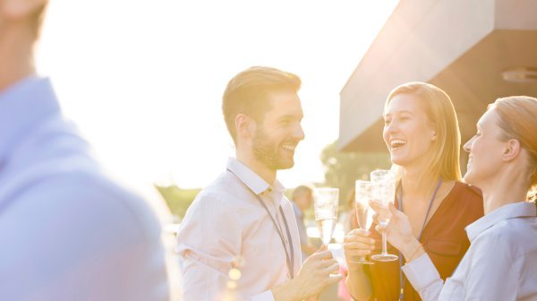 3 Personen stoßen mit Sektgläser an