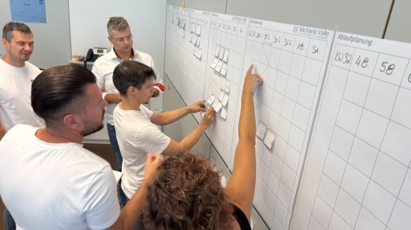 LEAN Workshop-Teilnehmer arbeiten an den Whiteboard