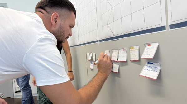 LEAN Workshop-Teilnehmer arbeiten an den Whiteboard