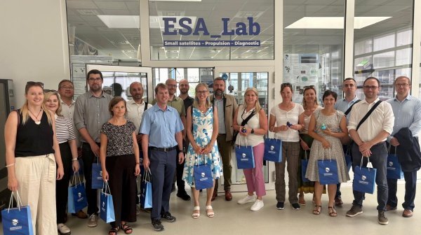 Große Besuchergruppe mit FH Wiener Neustadt Sackerln vor dem ESA_LAB