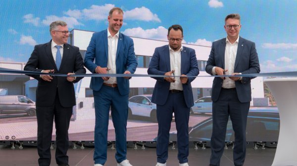 Banddurchschneidung von 4 Herren bei Koloszar Medizintechnik