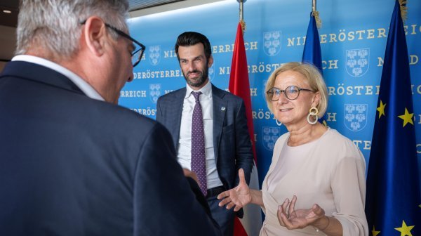 Drei Personen im Gespräch miteinander