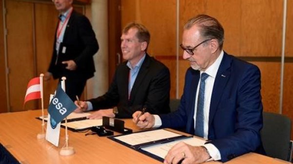 Der Technopolmanager Rainer Gotsbacher unterzeichnet die Mitwirkungserklärung 