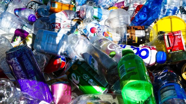 Plastikmüll aus vielen Flaschen