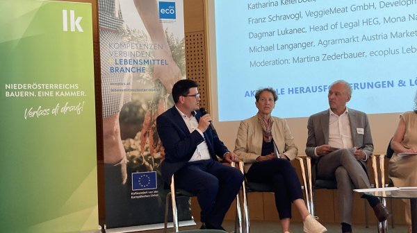 3 Personen bei der Podiumsdiskussion