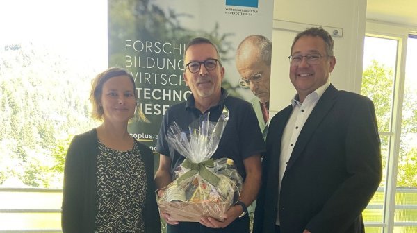 Gruppenfoto von 3 Personen zur Verabschiedung von Martin Rogenhofer