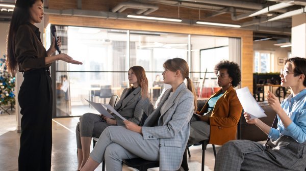 Vortragssituation mit einer weiblichen Vortragenden