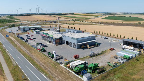 Drohnenansicht des Firmengeländes vom Lagerhaus im Wirtschaftspark Mistelbach