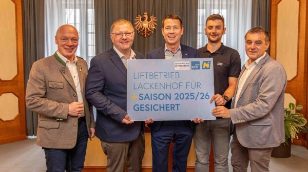 Personenfoto von 5 Personen mit Tafel: Liftbetrieb Lackenhof für Saison 2025/2026 gesichert