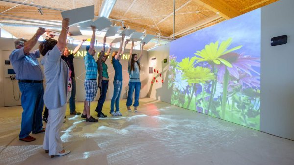 eine Reihe von Personen strecken die Hände in die Höhe