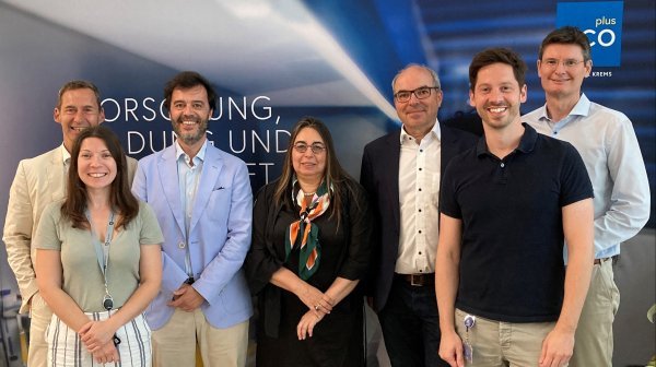 Gruppenfoto von 7 Personen