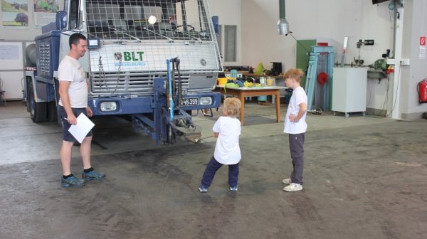 v.l. Stefan Koll, BLT Wieselburg und Teilnehmer Kinderuni