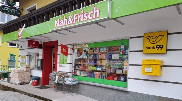 Lebensmittelgeschäft von außen 