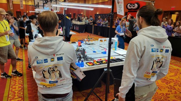 Schüler bei der Botball-Weltmeisterschaft