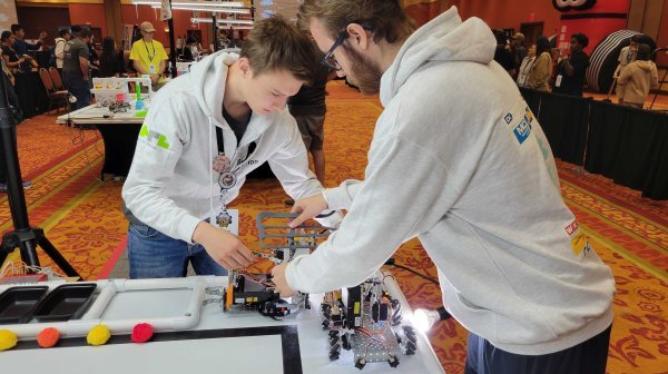 Schüler bei der Botball-Weltmeisterschaft