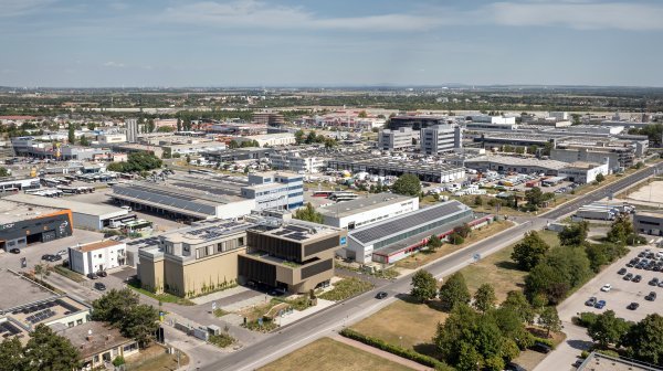 DRohnenfoto vom Wirtschaftspark IZ NÖ-Süd mit dem ecoforum Gebäude im Vordergrund