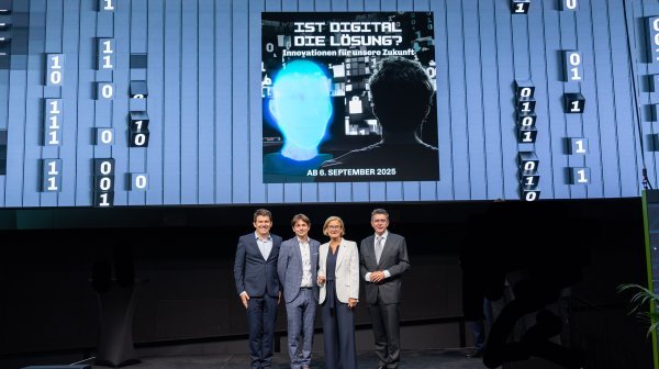 Kleines Gruppenbild mit 4 Personen Eröffnung von "Ist digital die Lösung"