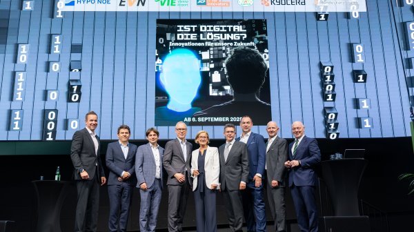 Großes Gruppenbild mit 9 Personen Eröffnung von "Ist digital die Lösung"