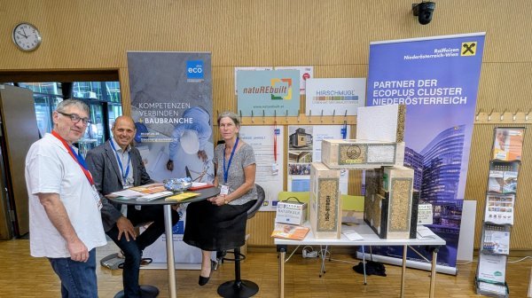 VA Foto vor Roll-ups mit 3 Personen