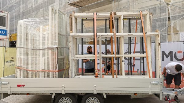 verladene neue Fenster auf Anhänger