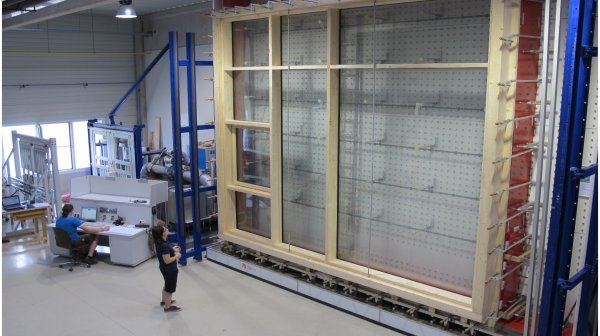 großes Fenster vor dem Einbau