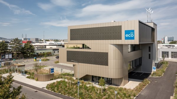 Außenansicht des neuen ecoforum Gebäudes mittels Drohnenansicht von der Südostseite