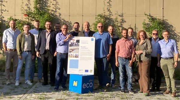 Gruppenfoto von 14 Personen