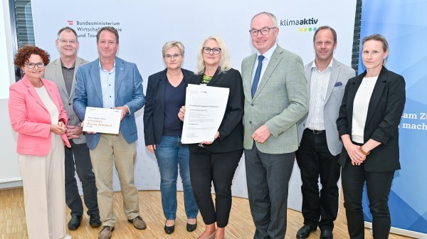 Acht Personen mit klimaaktiv Urkunden Bronze