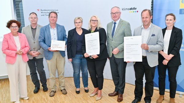 Acht Personen mit klimaaktiv Urkunden Bronze