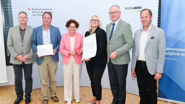 Sechs Personen mit klimaaktiv Urkunden Bronze