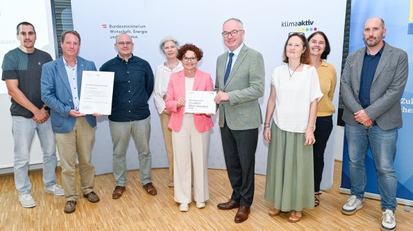 Neun Personen mit klimaaktiv Urkunde Silber