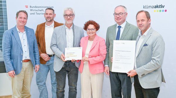 Sechs Personen mit klimaaktiv Urkunde Gold für KFZ Prüfstelle