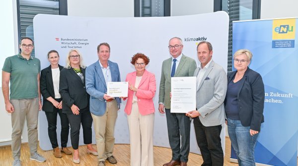 Acht Personen Klimaaktiv Zertifizierung Gold ecoforum im IZ NÖ-Süd