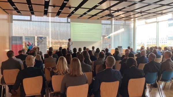 Publikumsaufnahme von hinten beim Szenetreffen